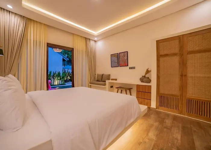 3br W- Pool & Sun Loungers
